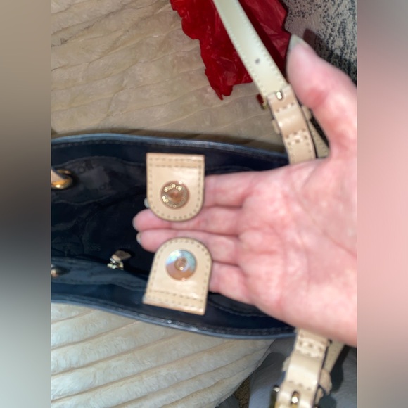 AUTHENTICATED! Michael Kors Medium Leather Tote (with top magnetic closure) - Picture 12 of 13